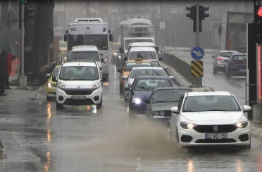 Edirne’de yağmur etkili oldu, cadde ve sokaklar göle döndü 