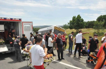 Edirne’de yolcu minibüsü tıra çarptı: 16 yaralı 