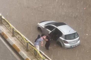 Edirne’de yollar göle döndü: Araçlar mahsur kaldı 