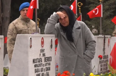 Edirnekapı Şehitliği’nde bayram öncesi hüzünlü ziyaret 