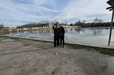Edirneliler taşkın riski bulunan nehir kenarına akın etti 