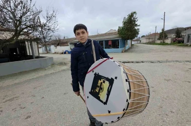 Edirne’nin en küçük Ramazan davulcusu 400 haneyi sahura kaldırıyor 