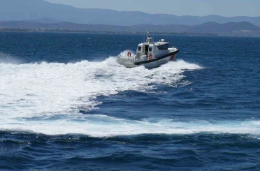 Edremit açıklarında terk edilmiş teknenin sahibini arama çalışmaları sürüyor 