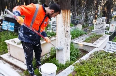 Edremit Belediyesi bayram öncesi mezarlıklarda bakım çalışmalarını sıkılaştırdı 