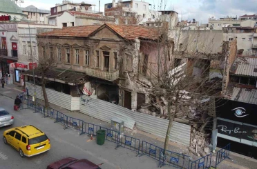 Edremit’in tarihi sembol binalarından biri kısmen çöktü 