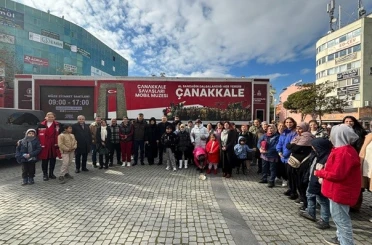 Edremit’te Çanakkale Mobil Müzesi Cumhuriyet Meydanı’nda ziyaretçilerini ağırladı 
