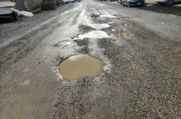 Edremit’te yeni yapılan yolda bir buçuk ayda çukurlar oluştu 