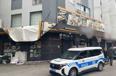 Efeler’de şiddetli rüzgar tabelaları kopardı, iş yerlerinde hasar oluştu 