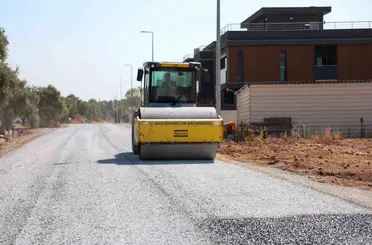 Efeler’de yol yenileme çalışmaları sürüyor
