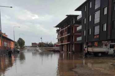 Eflani’de sağanak yolları göle çevirdi 