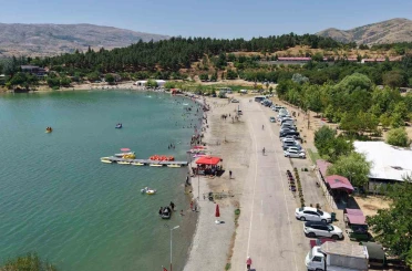 Ege ve Akdeniz sahillerini aratmayan görüntüler: Doğu’nun saklı denizi tatilcilerin akınına uğradı 