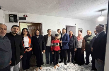 Eğil Belediye Başkanı Seydaoğlu her gün bir mahallede vatandaşlarla iftar yapıp hediyeler dağıtıyor 