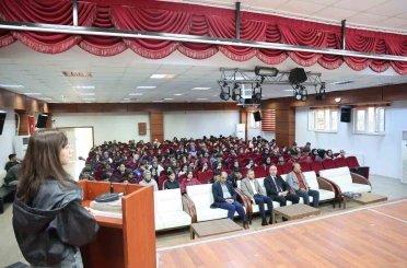 Eğil Belediyesi lise öğrencilerine etkili sınav hazırlıkları konferansı verdi 