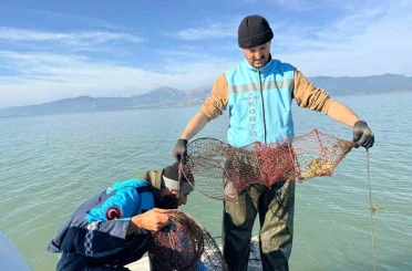 Eğirdir Gölü’nde 300 kaçak kerevit pinteri ele geçirildi