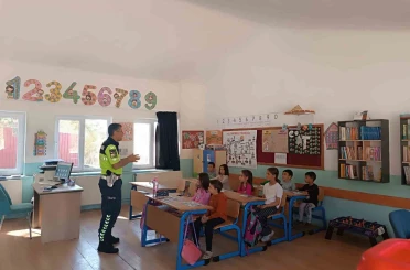 Eğirdir jandarmasından minik öğrencilere trafik eğitimi 