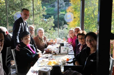 Eğitimci başkan emekli öğretmenleri konuk etti 