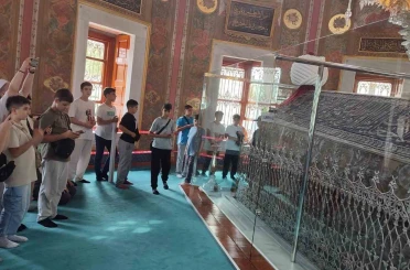 Eğitimlerini tamamlayan hafızlar ecdadın izinde tarihi yolculuk yaptı 