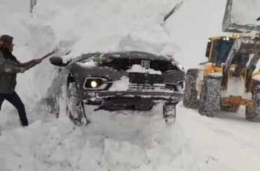 Eğribel Geçidi’nde bir araç yoldan çıkarak kara gömüldü 