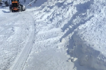 Eğribel Tüneli girişinde çığ nedeniyle kapanan yol ulaşıma açıldı 