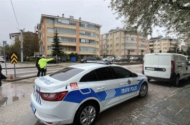 Ehliyeti iptal edilen sürücü yaşlı kadına çarptı 