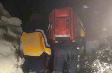Ekiplerin uzun uğraşlarıyla yol açılarak hastaya ulaşıldı 