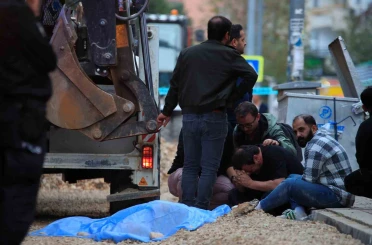 Ekmek almaya giderken kepçenin altında kalan yaşlı adam hayatını kaybetti