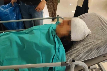 Ekmek almaya giderken sokak köpeklerinin saldırısına uğrayan genç kız yaralandı 