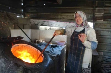 Ekmek parasını kavurucu sıcakta tandır ateşinin içinden çıkaran kadınlar sıcağa dayanabilmek için litrelerce su tüketiyorlar 