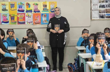 Ekran bağımlılığı haberinin etkisinde kaldı, kitap yazarak öğrencilerine yol gösterdi 