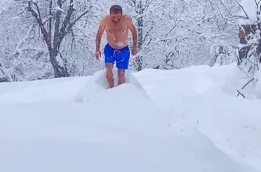 Eksi 10 dereceyi aldırmadan şortuyla karda yüzdü 