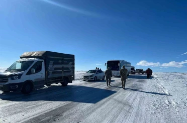 Eksi 30’a düşen sıcaklıklarda buz pistine dönen yolda araçlar mahsur kaldı 