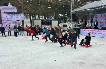 Ekskavatörle kızak yapıp soğuk havada halaylarla ısındılar 