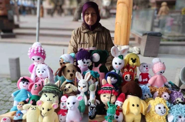 El emeğiyle ördüğü bebekleri satarak ev ekonomisine katkı sunuyor 