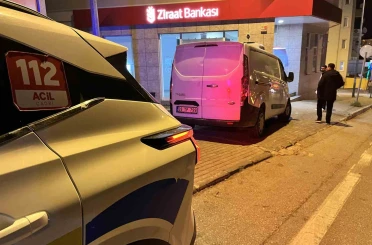 El freni boşalan minibüs duvara çarptı 