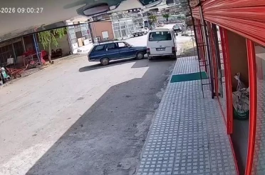 El freni çekilmeyen otomobil hareket edip minibüse çarptı: O anlar kamerada 