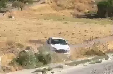 El freni çekilmeyen otomobil şarampole yuvarlandı
