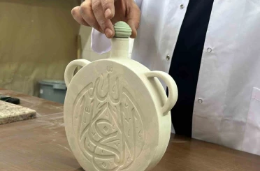 El ile şekillendirilen seramiğin fırından çıkıp son halini alması 1 hafta sürüyor 