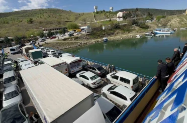 Elazığ-Pertek feribotunda metrelerce kuyruk oluştu 