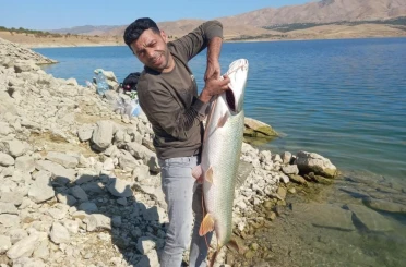 Elazığ’da amatör balıkçı 22 kiloluk turna yakaladı 