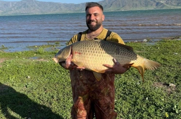 Elazığ’da amatör balıkçı 32 kiloluk dev sazan yakaladı