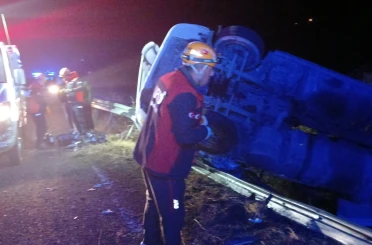 Elazığ’da bariyerlere çarpan kamyon devrildi: 1 yaralı 
