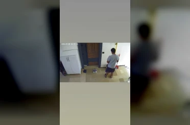 Elazığ’da bir şahıs, bina içerisindeki çöp kovasına idrarını yaptı 