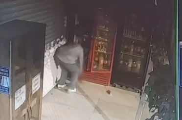 Elazığ’da büfeden hırsızlık kamerada