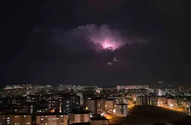 Elazığ’da bulutların arasında şimşek gösterisi
