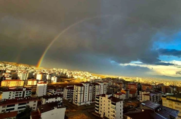 Elazığ’da gökkuşağı şöleni 
