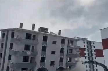 Elazığ’da hasarlı bina iş makinesiyle yıkıldı 