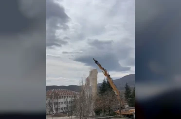 Elazığ’da hasarlı caminin minaresi iş makinesi ile yıkıldı 