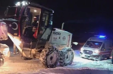 Elazığ’da hastaya giderken karda mahsur kalan ambulans kurtarıldı 