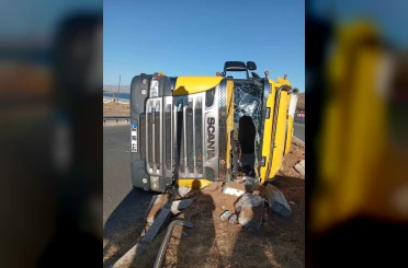Elazığ’da hayvan yüklü tır devrildi: 2 yaralı 