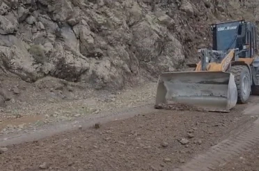 Elazığ’da heyelan nedeniyle kapanan köy yolu yeniden ulaşıma açıldı 